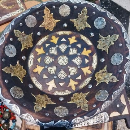 Eine hölzerne Schale, eingelegt mit Messing, Silber und Kamelknochen
