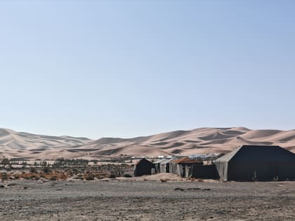 Nomadenzelte am Rand der Dünen