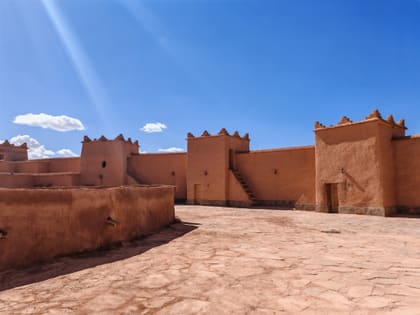 Die Lehmmauern einer Kasbah bei Ouarzazate
